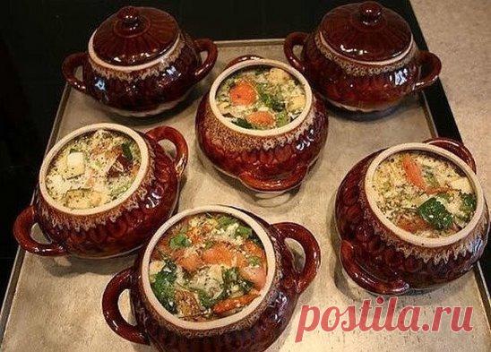 16 рецептов БЛЮД В ГОРШОЧКАХ♨
В горшочках даже самое простое блюдо кажется вкуснее. Не случайно они становятся все популярнее и популярнее.
1. Жаркое из курицы по-русски
Ингредиенты:
Курица весом примерно 1 кг, 400г репчатого лука, 50г изюма, 50г ядер грецкого ореха, 50г свежих грибов, 15г сливочного масла, свежая зелень, соль, молотый черный перец.
Для соуса: 25г муки высшего сорта, 400г смета