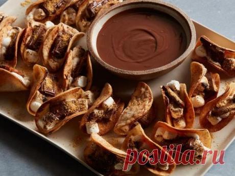 Подавайте летом вкусные угощения с лучшими рецептами десертов для пикника на заднем дворе или природе от шеф-поваров: тарты, пирожные, мороженое и многое другое.