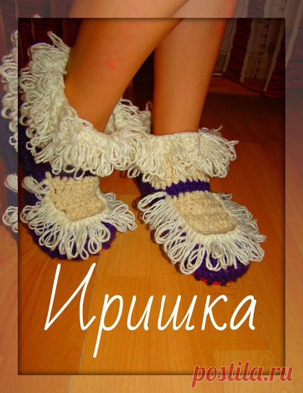 Подошва этих сапожек резина от сланцев.Сверлим в подошве дырочки и обвязываем столбиками с накидом. Техника вязки пинеток.