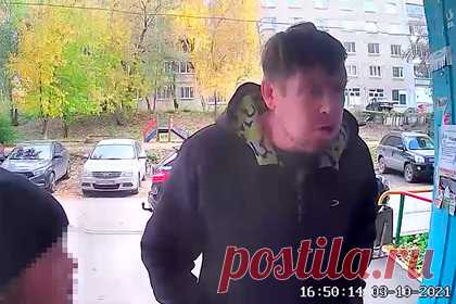 Россиянин избил школьниц у подъезда со словами «я вам покажу» и попал на видео. В Перми мужчина избил двух пятиклассниц у подъезда жилого дома — он обознался и посчитал, что они обидели его дочь. Видео инцидента публикует Telegram-канал Mash. На кадрах видно, что мужчина стоит рядом со школьницами, ругается матом и угрожает им. Со словами «я вам покажу» он начинает бить двух девочек по голове.