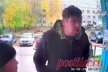 Россиянин избил школьниц у подъезда со словами «я вам покажу» и попал на видео. В Перми мужчина избил двух пятиклассниц у подъезда жилого дома — он обознался и посчитал, что они обидели его дочь. Видео инцидента публикует Telegram-канал Mash. На кадрах видно, что мужчина стоит рядом со школьницами, ругается матом и угрожает им. Со словами «я вам покажу» он начинает бить двух девочек по голове.