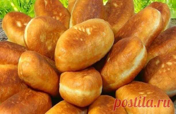 На днях знакомая угостила маленькими пирожками с яйцами, пюре и капустой, они мне так понравились! Мяяягкие, тающие во рту. Я сразу выпросила рецепт. Тесто: Тёплая вода - 600 мл Сахар - 2 ч.л Соль - 1 ст.л без горки Подсолнечное масло - 100 мл Дрожжи - 11 гр (одна пачка) Яйца - 2 шт Мука - 1 кг (может чуть больше) Начинка: Картошка Яйца с зелёным луком Капуста с морковью Количество ингредиентов для начинки берите на глаз. 1 начинка: Отварную картошку помять, добавить обжар...