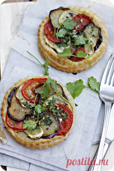 Слоеная тартинка с баклажанами. Несмотря на то, что я обожаю готовить, и провожу за этим занятем все свое свободное время (ну почти все), у меня часто бывает так, что есть-то в конечном итоге нечего. То есть стол может быть заставлен тортами-печеньем-булочками, а вот чтобы поесть... Что периодически вызывает, скажем…