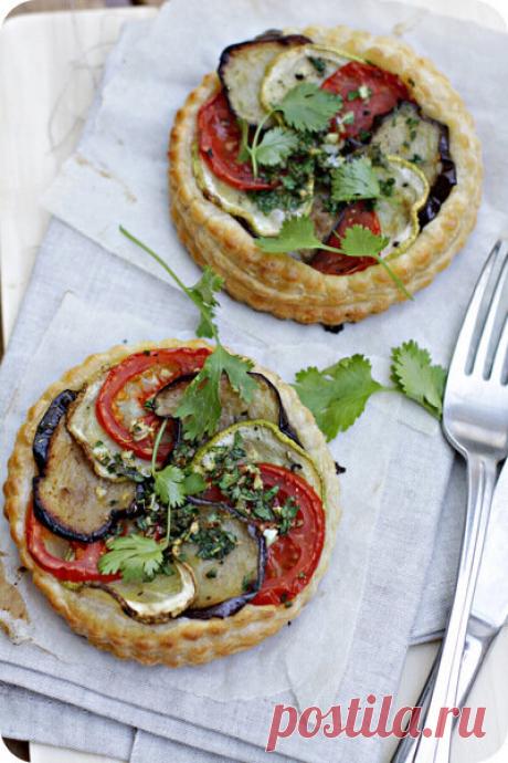 Слоеная тартинка с баклажанами. Несмотря на то, что я обожаю готовить, и провожу за этим занятем все свое свободное время (ну почти все), у меня часто бывает так, что есть-то в конечном итоге нечего. То есть стол может быть заставлен тортами-печеньем-булочками, а вот чтобы поесть... Что периодически вызывает, скажем…