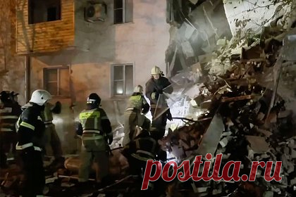 Власти заявили о пропавших без вести после обрушения пятиэтажки в Астрахани. После обрушения части жилого дома в Астрахани несколько человек числятся пропавшими без вести. Об этом заявил губернатор Астраханской области Игорь Бабушкин. Число россиян, которых разыскивают спасатели, не уточняется. Губернатор также подтвердил, что одну из жительниц дома, 84-летнюю пенсионерку, спасти не удалось.