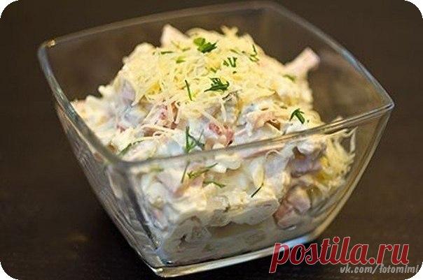 Салатик «Русская красавица»

Ингредиенты:
Куриная грудка - 1/2 шт.
Ветчина - 150 г
Огурцы (маринованные) - 4 шт.
Помидоры - 2 шт.
Яйца - 2 шт.
Сыр - 50 г
Зелень - 20 г
Сметана - 4 ст.л.
Соль по вкусу

Приготовление:
Режем кубиками отваренную куриную грудку. Соломкой режем ветчину. Натираем яйца, сваренные вкрутую, на крупной терке. Режем кубиками помидоры. Режем кубиками маринованные огурцы. Натираем сыр на мелкой терке. Мелко режем зелень.
Заправляем салат сметаной с соль...