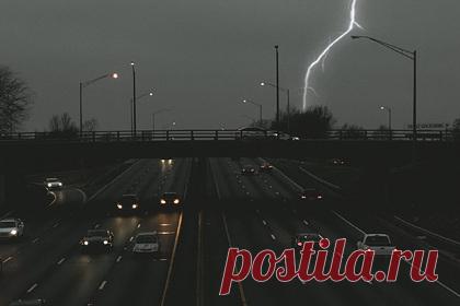 Россиянин скончался от удара молнией во время езды на скутере. Несчастный случай произошел 21 июля в селе Осетровка Верхнемамонского района Воронежской области. Во время езды на скутере по открытой местности в россиянина ударила молния. Очевидцы произошедшего вызвали пострадавшему скорую помощь, но молодой человек скончался до приезда медиков.