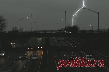 Россиянин скончался от удара молнией во время езды на скутере. Несчастный случай произошел 21 июля в селе Осетровка Верхнемамонского района Воронежской области. Во время езды на скутере по открытой местности в россиянина ударила молния. Очевидцы произошедшего вызвали пострадавшему скорую помощь, но молодой человек скончался до приезда медиков.