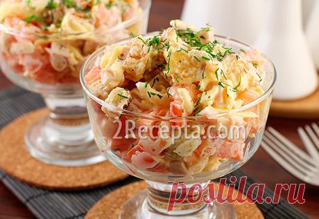 Салат с ветчиной, сыром и помидорами Пикантный салат с сухариками, приготовление которого не займет много времени. Сухарики придают салату хрустящую изюминку, а чеснок добавляет острую нотку...