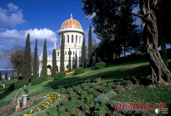 Бахайские сады и храм в Хайфе Самое популярное место в Хайфе  это Бахайский храм. Хотя если следовать религиозным канонам, это не место для богослужения и не храм. Это потрясающий архитектурный комплекс, в который включены каскад великолепных садов, здание администрации и усыпальница основоположника религии бахаев…