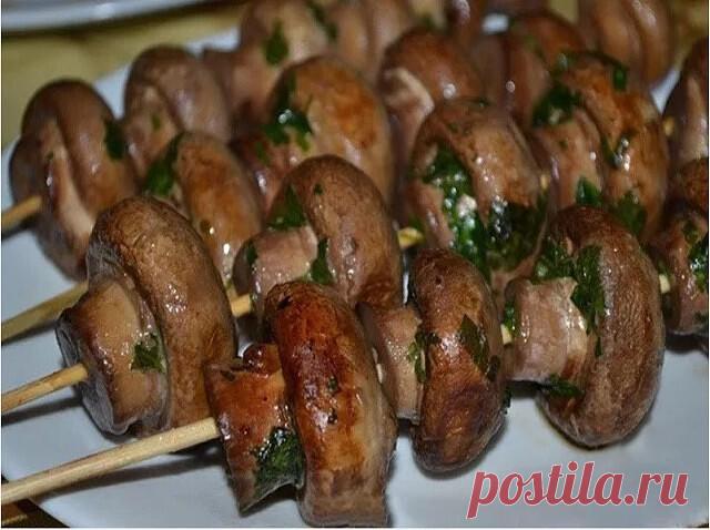 Шашлык из грибов неизменно ароматный, сочный и вкусный.

Ингредиенты
Шампиньоны — 600 г
Лимонный сок — 2 ч. л.
Соевый соус — 4 ст. л.
Укроп — 1 пуч.
Паприка — 1 ч. л.
Подсолнечное масло — 4 ст. л.
Соль — по вкусу

Приготовление
Хорошенько помойте грибы. Расстелите на чистой поверхности полотенце. Переложите на него грибы, чтобы вся лишняя жидкость впиталась.
Поместите грибы в пакет. Туда же добавьте растительное масло и соевый соус, паприку, соль, лимонный сок, а также изм...
