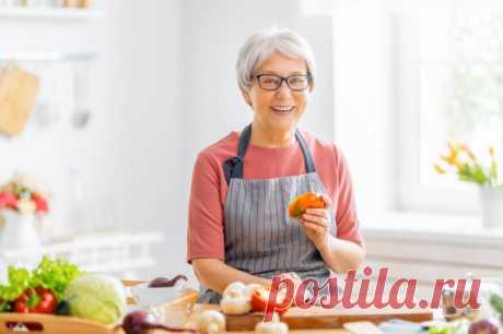 Больше воды, меньше соли. Принципы питания для пожилых людей Медицинская сестра Ольга Котельникова поделилась с АиФ.ru важными правилами, которые необходимо учитывать, выстраивая рацион пожилых людей.