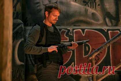 В России вышел экшен-триллер без диалогов «Немая ярость». В России 30 ноября состоялась премьера фильма от продюсера франшизы про Джона Уика «Немая ярость». Об этом сообщается в пресс-релизе, поступившем в редакцию «Ленты.ру». Режиссером картины выступил Джон Ву, работавший над такими проектами, как «Без лица», «Час расплаты» и «Миссия невыполнима 2».