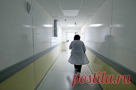 Беременная россиянка напала на медсестру из-за очереди в кабинет. В Иркутской области беременная женщина напала на медсестру из-за очереди в процедурный кабинет. Об этом сообщает Telegram-канал Babr Mash. По его данным, женщина оказалась в очереди на забор крови вместе с ребенком, но первыми в процедурный кабинет приглашали матерей с грудными детьми.