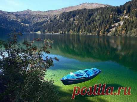 Белоснежные скалы Этрета, Франция На берегу Ла-Манша, в департаменте Приморская Сена, Франция, находится маленький городок Этрета (Etretat). Его живописные окрестности являются одним из самых красивых мест Франции, популярным туристическим маршрутом и вдохновением для многих известных писателей и художников.