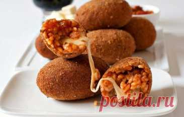 ​Крокеты с сыром (итальянские рисовые шарики) 
Ингредиенты:
Мясной (говяжий) бульон - 1 л&nbsp;Сливочное масло - 80 г&nbsp;Говяжий фарш - 200 г&nbsp;Лук - 1/2 шт&nbsp;Пармезан - 120 г&nbsp;Моцарелла - 200 г&nbsp;Оливковое масло - 2 столовых ложки&nbsp;Томат-паста - 400 мл&nbsp;Соль, перец - по вкусу&nbsp;Рис (для ризотто) - 500...