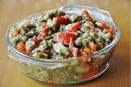 Греческая закуска "Мелидзана"
Надо взять:
Баклажан 2
Помидор 3
Чеснок дольки 2
Лук красный 1
Лимон 0,5
Оливковое масло 100 мл.
Оливки 5 шт.
Петрушка свежая 1 пучок
Специи по вкусу
Приготовление:
1. Итак, я рассказываю рецепт сегодняшнего дня, но пишу некоторые оговорки на будущее. К примеру, в этот салат очень хорошо пойдет сыр Фета, но сегодня ни Феты, ни черных маслин в моем холодильнике не оказалось. Но при их наличии закуска заиграет новыми красками.
2. Готовим овощи к запеканию. Разрезаю