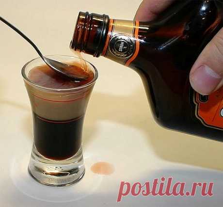 ЧЁРНЫЙ КАПИТАН - ЛИКЁР !!!  **Экзотику готовь дома! *Сироп: вода 1ст и сахар 1ст -кипяти, снимая пену, до густоты. Введи раств/кофе 3ст/л -цвет яркий, чтобы не просвечивало солнце! Далее: чёр/шоколад 3кусочка,  ванилин 1уп -помешивая, и сними с огня. Охлади до комнт/t. *Вливай водку 0.5л -размешай, если масса уже в бутылке -то встряхивай до полного растворения. Всё - Капитан готов! *Если осадок -процеди, или слишком насыщенный или крепкий -добавь воды!