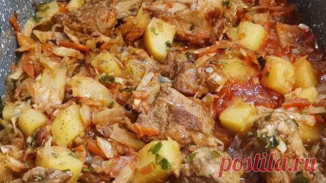 Рагу по - домашнему. Капуста тушеная с мясом и картофелем.
Сегодня на обед я приготовила очень вкусное тушёное капустное рагу с мясом и картофелем. Простое, но невероятно вкусное блюдо!

Ингредиенты:
 Мясо - 500 гр.
 Капуста - 600 гр.
 Картофель - 600 гр.
 Морковь - 1 шт.
 Лук - 1 шт.
 Томатная паста - 1 ст. л.
 Растительное масло - 5 ст. л.
 Петрушка, чеснок, соль и специи по вкусу

Приготовление:
1. В кастрюлю с толстым дном наливаю 4 столовые ложки растительного масла. ...