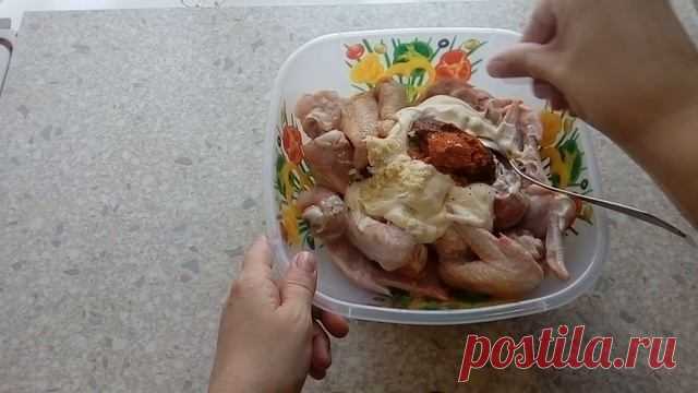 КУРИНЫЕ КРЫЛЫШКИ В ДУХОВКЕ/РЕЦЕПТ КУРИНЫХ КРЫЛЫШЕК/ХРУСТЯЩИЕ КРЫЛЫШКИ В ДУХОВКЕ/БЛЮДА ИЗ КУРИЦЫ Ингредиенты:куриные крылышки-1кг.;соевый соус-3ст.л.;майонез-3ст.л.;чеснок-3зубчика;паприка молотая-1стл.;аджика-1ст.л.;соль по вкусу.