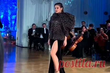 Походку жены Моргенштерна на модном показе раскритиковали в сети. Жена российского рэпера Алишера Моргенштерна Дилара Зинатуллина приняла участие в модном показе коллекции «Сон в летнюю ночь» бренда Bicholla и подверглась критике в сети. На видео 21-летняя знаменитость дефилирует в объемной блузке леопардовой расцветки и черной юбке длины макси с разрезом на бедре.
