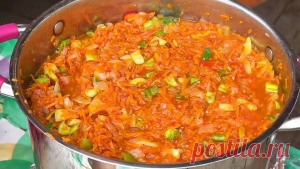 Универсальная заправка на зиму! Для любых блюд! Выручает каждый год!
Сегодня готовлю универсальную заправку для супов. Она подходит как для первых, так и для вторых блюд. Это уникальная заготовка, которой я часто пользуюсь. Очень удобно: открыли баночку и добавили в суп или борщ. Можно добавлять и в тушёную картошку, капусту, рагу – универсальная вещь!
Ингредиенты:
 Перец болгарский сладкий 1 кг
 Лук репчатый 1 кг
 Морковь 1 кг
 Помидоры 1,5 кг
 Масло растительное 150 мл.
...