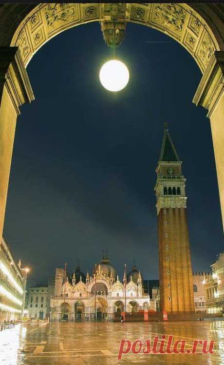 full moon over St. Mark's Square, Venice, Italy!  |  Pinterest