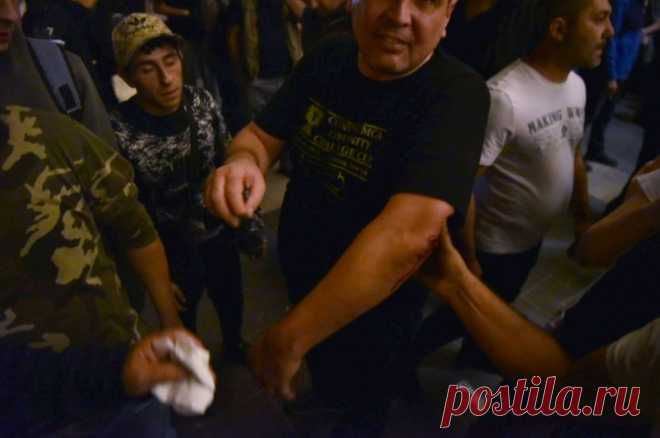 После столкновений на акции в Ереване госпитализированы несколько человек. ​Помощь врачей потребовалась демонстрантам и полицейским.