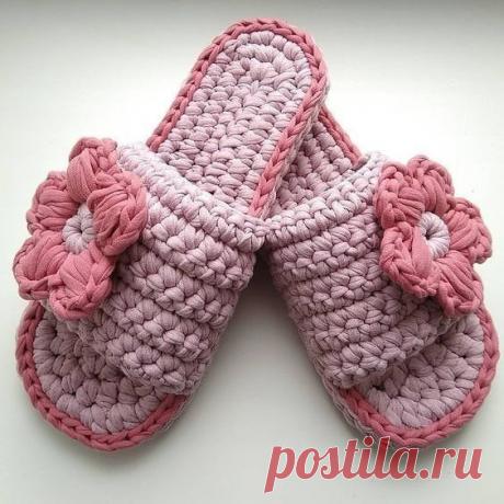 Миленькие и уютные тапочки

ВАМ ПОТРЕБУЕТСЯ: ( по описанию) -трикотажная пряжа Maccheroni ( восстановленный хлопок 90%, полиэстер 10% 0 1 моток бирюзовой и 1 моток меланжевой, крючок номер 6.


ИЛИ: старые майки, ночнушки или платья из тонкого хлопка или смесового трикотажа и острые ножницы. Это даст тебе, уважаемая Вязальщица, возможность почистить к весне шкафы и сделать нужные в доме тапки совсем бесплатно - ну за минусом расходов на хороший крючок! Чудо-ведь даже из ст...