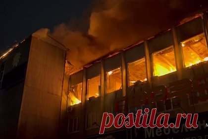 Мощный пожар в российском торговом центре сняли на видео. В сети появились кадры мощного пожара в торговом центре Улан-Удэ, площадь которого составляет десять тысяч квадратных метров. Их публикует Telegram-канал Shot. На видео видны огромные клубы дыма, которые поднимаются вверх над торговым центром. Также из здания вырываются языки пламени и валит черный дым.