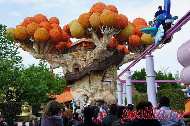 Около озера Гарда в Италии находится Гардаленд. 
Своего рода это аналог Диснейленда. Но он не является его копией и населен персонажами с местным колоритом. Это рай для детей и взрослых, попав сюда они быстро забывают о чопорности и строгих правилах и погружаются в атмосферу детства...