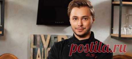 Похоже на шарлотку: Дмитрий Маликов поделился семейным рецептом яблочного пирога. Племянник известного певца рассказал и показал, как приготовить любимый десерт его семьи.