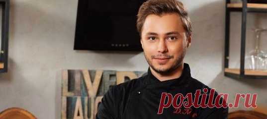 Похоже на шарлотку: Дмитрий Маликов поделился семейным рецептом яблочного пирога. Племянник известного певца рассказал и показал, как приготовить любимый десерт его семьи.