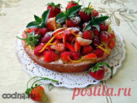 Летний бисквитный торт со сметанным кремом и клубникой