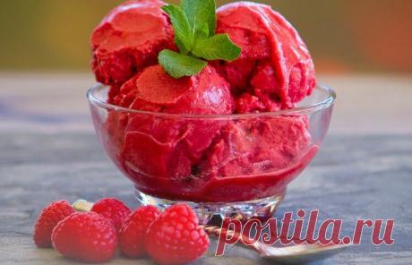 Малиновый щербет Это нежный, терпкий холодный десерт, который готовят из фруктового пюре. Десерт отличается необычным кисло-сладким вкусом и приятным лимонным ароматом.