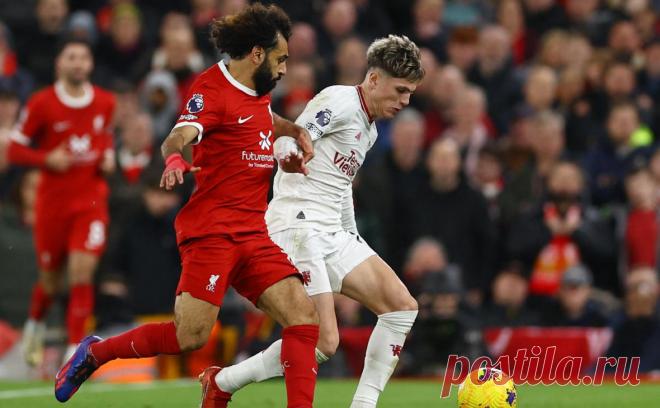 «Ливерпуль» и «Манчестер Юнайтед» не забили друг другу голов в матче АПЛ. Матч в Ливерпуле завершился со счетом 0:0. МЮ завершал игру вдесятером. «Ливерпуль» не смог лишить «Арсенал» лидерства в турнирной таблице