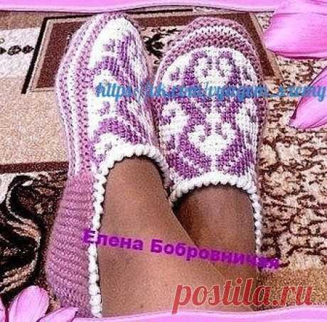Тапочки спицами и тунисским крючком от Елены Бобровничей.

Верхняя часть тапочек у меня связана орнаментом тунисским вязанием. Вяжем прямоугольник, со стороны мыска слегка закругляем. Дальше будем вязать спицами. Набираем через край петли: 25+14+25. Вяжем на трёх сторонах прямоугольника 18 рядов платочной вязкой. Отмечаем средние 12 петель и будем вывязывать укороченными рядами мысок, как пятку, до тех пор пока не закроются все петли. Набираем по 17 петель по бокам и продо...