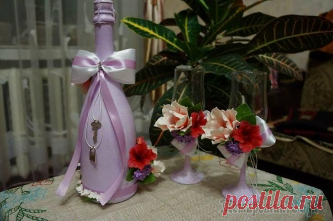 Бокалы свадебные и бутылки