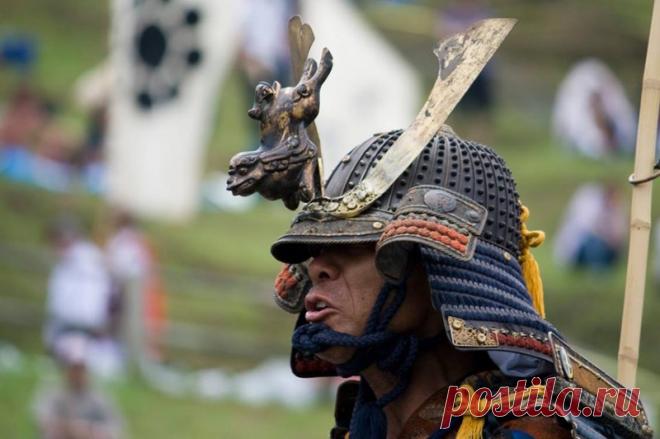 Рыцарский турнир Сома Нома Ой (8 фото) | Чёрт побери В Японии тоже проводят рыцарские турниры В конце XI века в Европе начали проводиться первые рыцарские турниры. В это время в Японии уже проходили самурайские фестивали Сома Нома Ой. Интересно, что программы состязаний воинского сословия похожи и на Западе Европы, и на востоке острова Хонсю. Принципиальная разница в том, что рыцарские турниры давно прекратили своё существование, иногда оживая в виде реконструкторских шоу ...