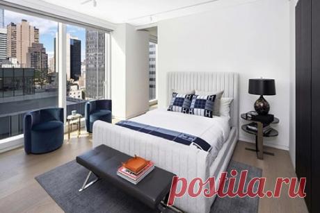 В Нью-Йорке предложили стать соседями Джорджа Клуни. В Нью-Йорке выставили на продажу квартиру в небоскребе, в котором недвижимостью владеет голливудский актер Джордж Клуни и его супруга Амаль. Стать соседями звездной пары предложили почти за пять миллионов долларов (более 362 миллионов рублей), сообщает The New York Post.