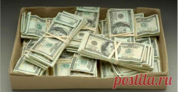 Дедушка нашёл $95 000, которые его жена насобирала за 50 с лишним лет Супруги отпраздновали уже свою золотую свадьбу. Они всю жизнь доверяли друг другу и не скрывали ничего. Только об одном молчала женщина — просила никогда не открывать обувную коробку наверху в […]