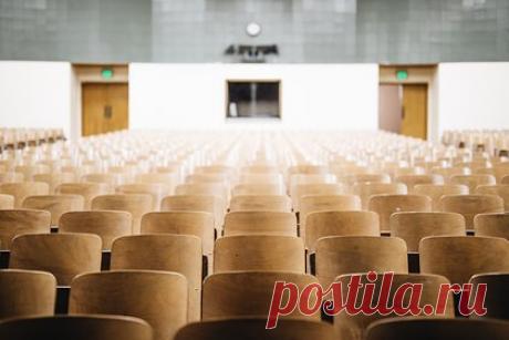 Ректора крупного университета уволили за съемки в порно с женой. В США уволили ректора Университета Висконсина в Ла-Кроссе после того, как выяснилось, что он вместе с женой снялся в порно. 63-летний Джо Гоу, возглавлявший вуз с 2007 года, был отправлен в отставку единогласным решением совета. Это произошло после того, как порносериал с его участием появился в сети.