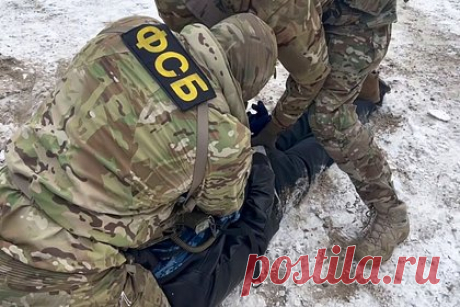 Описаны способы вербовки россиян спецслужбами Украины. Единая технология вербовки россиян украинскими спецслужбами отсутствует, в каждом случае применяются индивидуальные способы. Людей могут привлекать к совершению преступлений на материальной базе, идейной, компрометирующей, используя кол-центры. Об этом рассказал генерал-майор ФСБ в отставке Александр Михайлов.