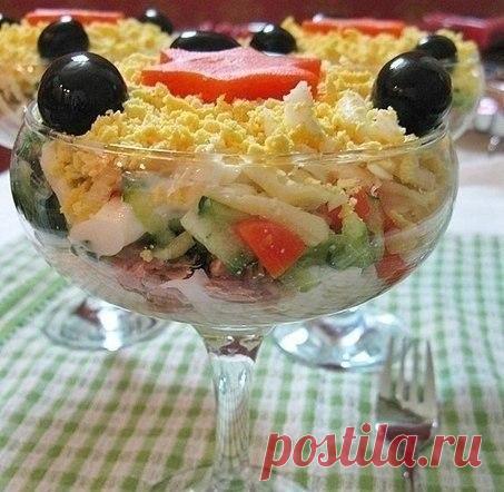 Вкусный салат с тунцом

на 100грамм - 111.96 ккал

Б/Ж/У - 12.93/5.78/1.75

Ингредиенты:
1) Тунец в собственном соку 200 гр.
2) Сыр 17% 150 гр.
3) Огурец 200 гр.
4) Яйцо 150 гр.
5) Морковь 100 гр.

Приготовление:
Яйца и морковь отварить. Сыр натереть на крупной тёрке. Первым слоем выложить натёртые на крупной тёрке белки яиц. На яичные белки выложить слой тунца. Консервы предварительно растереть вилочкой. На тунец положить натёртый на тёрке свежий огурец. Поверх слоя из ог...