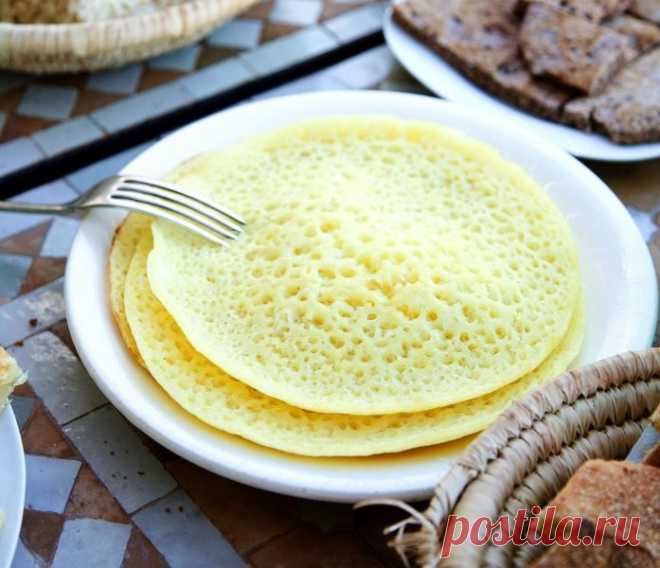 Марокканские блины. Воздушные и нежные, как облако! В это дырчатое чудо влюбляешься с первого взгляда. Марокканские блины багрир получаются такими необыкновенно воздушными и пушистыми, даже сложно представить, что они настоящие! Тают во рту — это о них. В Марокко это популярная еда, продающаяся в палатках прямо на улице. В ингредиентах нет ничего экзотического, продукты все знакомые и привычные. Мука, масло, желтки, манка… Кстати, манку рекомендуем сначала смолоть в кофемолке, но