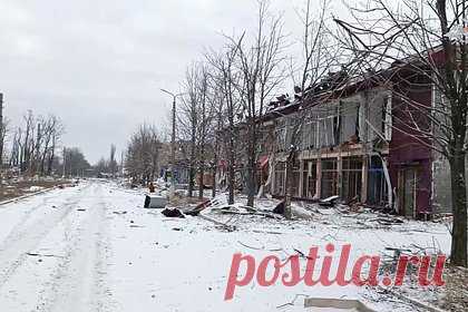 В Донецке многоквартирные дома получили повреждения при обстреле ВСУ. Два многоквартирных дома в Донецке получили повреждения при обстреле со стороны Вооруженных сил Украины (ВСУ). Об этом сообщил мэр города Алексей Кулемзин. Он уточнил, что в результате атаки Петровского района по улице Степана Щипачева повреждено остекление здания.