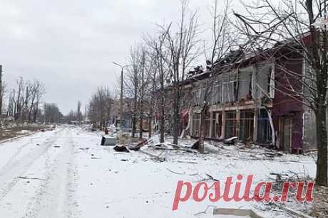 В Донецке многоквартирные дома получили повреждения при обстреле ВСУ. Два многоквартирных дома в Донецке получили повреждения при обстреле со стороны Вооруженных сил Украины (ВСУ). Об этом сообщил мэр города Алексей Кулемзин. Он уточнил, что в результате атаки Петровского района по улице Степана Щипачева повреждено остекление здания.