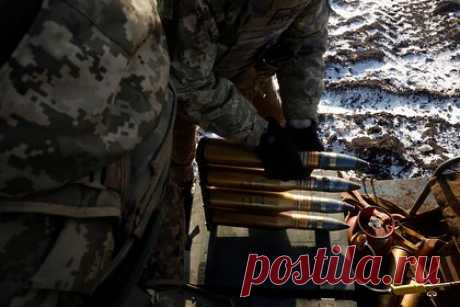 В НАТО назвали невозможным обеспечение Киева боеприпасами в ближайшие 2,5 года. Генсек НАТО Йенс Столтенберг рассказал, что в настоящее время ожидание крупнокалиберных боеприпасов выросло с 12 до 28 месяцев. Таким образом, обеспечить союзников альянса боеприпасами, в том числе Киев, можно будет лишь спустя почти 2,5 года. Он пояснил, что конфликт на Украине приводит к расходованию боеприпасов.