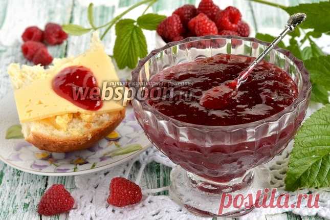 Джем из ревеня c малиной 
Предлагаю вашему вниманию красивую и вкусную заготовку на зиму — джем из ревеня и малины. Джем имеет очень красивый цвет и нежный вкус. В нём отчётливо чувствуется вкус и ревеня, и малины. 
В состав джема введено и некоторое количество яблок для того, чтобы джем получил более плотную консистенцию. Малину, перед добавлением в состав джема, следует предварительно проварить и протереть через сито, чтобы удалить косточки. 
Такой джем станет настоящей находкой зимой.