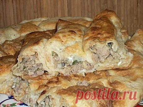 Турецкий Бёрек 
В турецкой кухне столько вкусных блюд, что просто глаза разбегаются. Одно из блюд носит забавное название "Бёрек". Понятия не имею, как это переводится, но очень вкусно)) Начинка для Бёрека может быть самая разнообразная. Но наибольшей популярностью пользуется мясная и начинка с сыром.  
 
Для 6 трубочек Бёрека нам понадобятся: 
 
упаковка тонкого лаваша 
0,5кг мясного фарша 
2-3 большие картофелины 
1 большая репчатая луковица 
черный молотый перец,соль по...